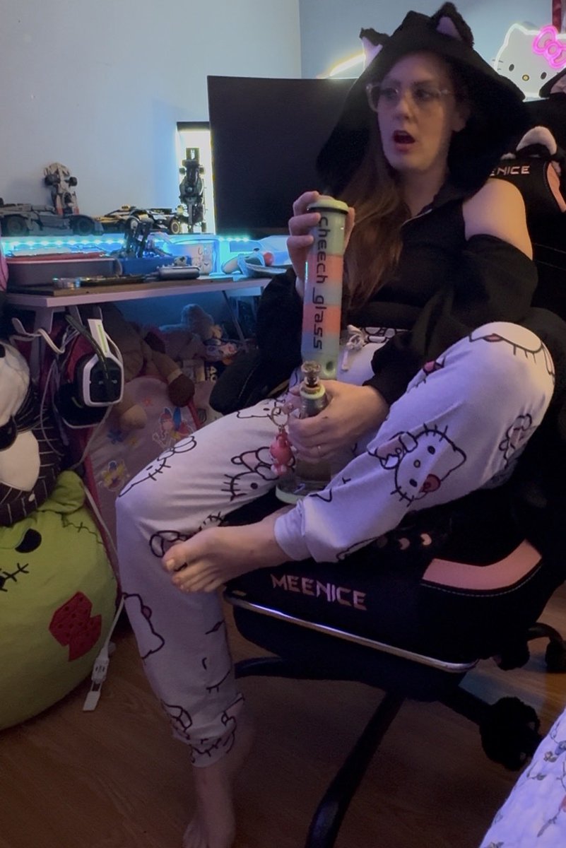 MissXandross's tweet photo. I’m cute /but a geek fml🍓 https://t.co/uc5iOyAyMc