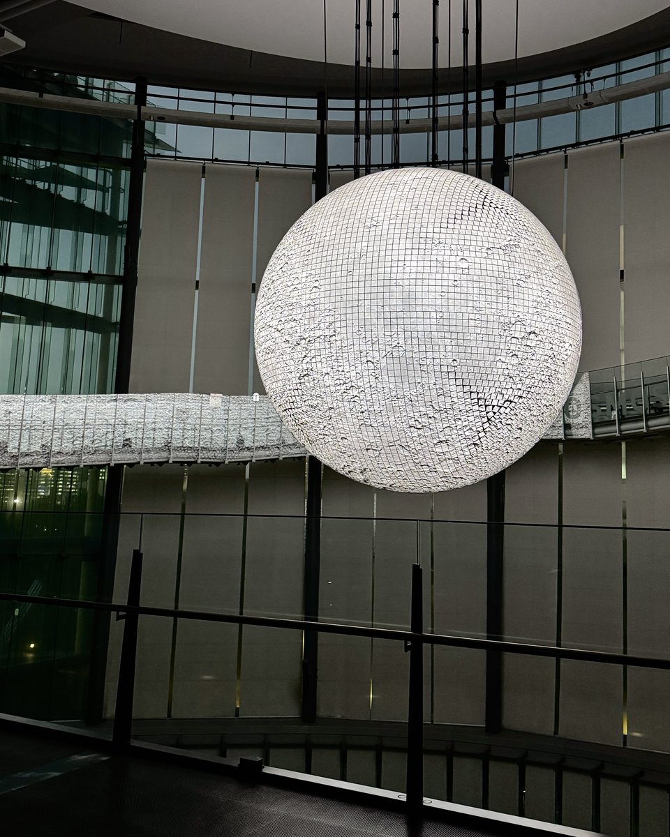 miraikan's tweet photo. 今日は #中秋の名月🎑

シンボル展示「ジオ・コスモス」に月を映し出しました。

今日は秋の夜をゆっくり楽しんでみませんか🌕 https://t.co/TMOlxWuaMj