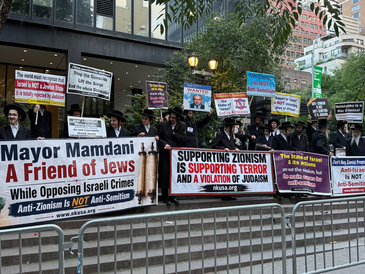 jewishvoicelive's tweet photo. “War criminal Netanyahu is wanted by the International Criminal Court (ICC), which issued an arrest warrant for him.”

Anti-Zionist Jews today at the United Nations headquarters in NYC. https://t.co/Q6e85NFHL2