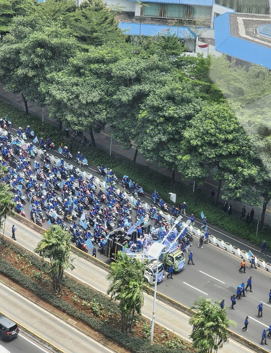 independentjawa's tweet photo. Situasi #demo buruh kompak berjalan bersama di jalan sudirman jakarta tanggal 24 sep 2026. Pendemo mengarah ke bundaran HI. https://t.co/yjeHA3lABA