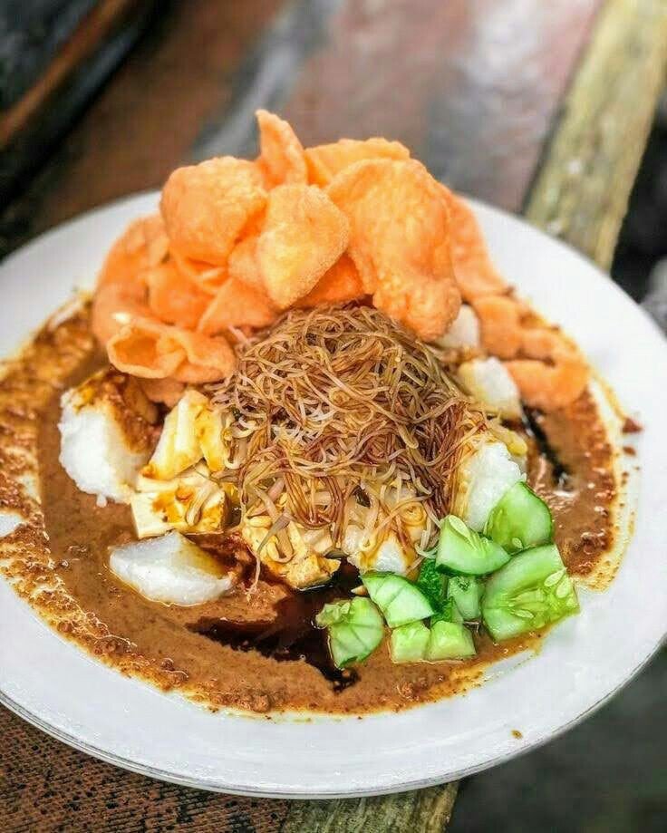 piscesgirle's tweet photo. misal dikasih makan siang gratis, kamu pilih gado-gado atau ketoprak? https://t.co/sVV7cdYXo5