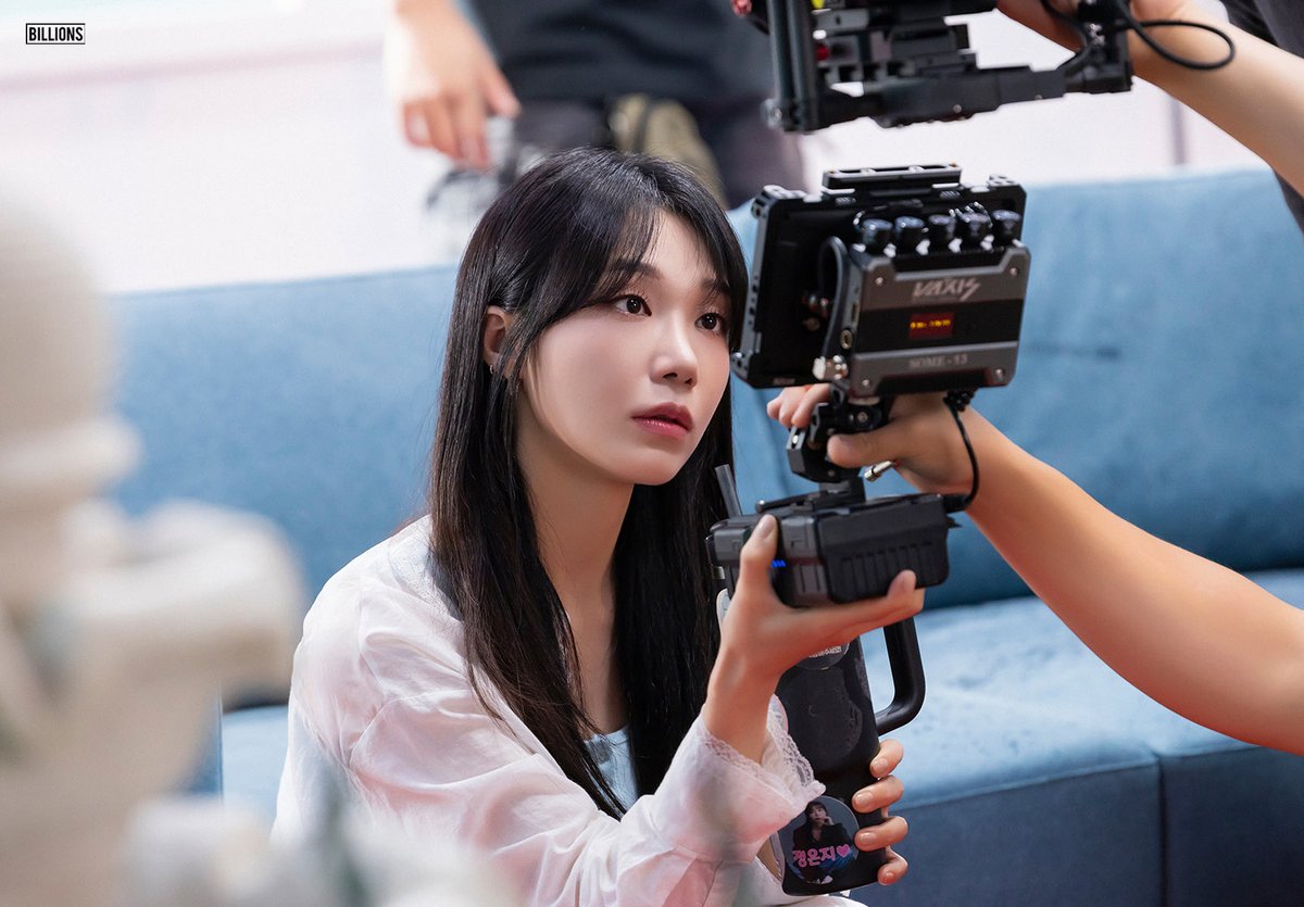 BILLIONS_ent_'s tweet photo. [💌] #정은지
⠀
청량함과 아련함을 오간 정은지 아티스트의 <파도 (i love LOVE)> 뮤직비디오 비하인드 #1 🌊💞
지금 바로 공개합니다!

🔗 https://t.co/tD0ruptzPJ
⠀
#JEONGEUNJI
#썸머아이 #Summer_I
#빌리언스 #BILLIONS https://t.co/j5mLVDeTvv