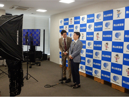okayama_police's tweet photo. 【水島警察署】
吉本興業お笑い芸人ネイビーズアフロを起用した #自転車の交通ルール #特殊詐欺被害防止 に関する啓発動画の収録をしました🎥
10月15日、YouTubeに公開予定💁‍♂️乞うご期待❗️
#ネイビーズアフロ https://t.co/V2udDqqHy4