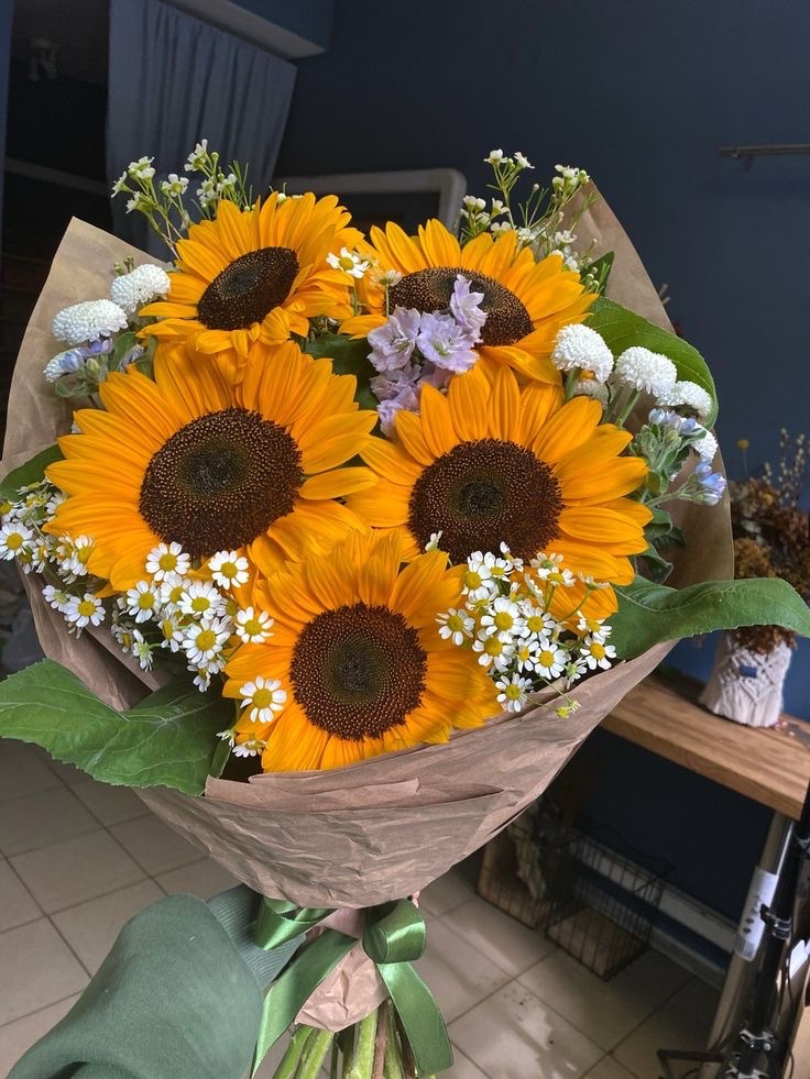sunflowerchives's tweet photo. Fresh stems and pretty petals. https://t.co/2xOcYqZONO