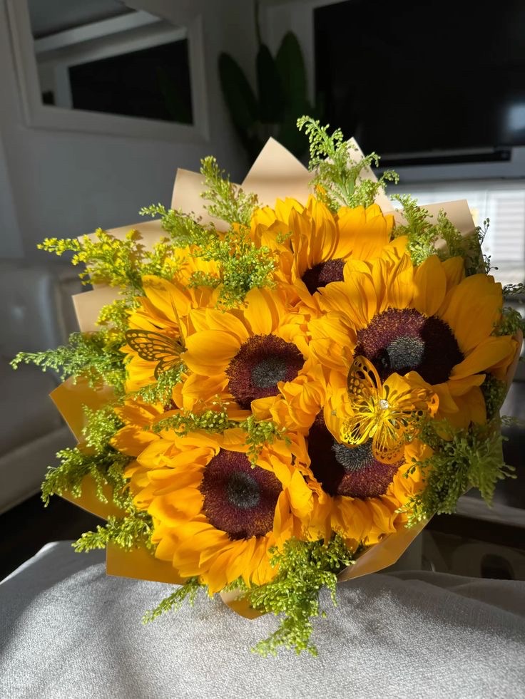 sunflowerchives's tweet photo. Fresh stems and pretty petals. https://t.co/2xOcYqZONO