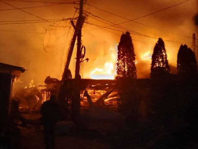 Passacalia's tweet photo. 広島原爆死者14万人,東京空襲死者10万人,長崎原爆死者7万人の他,全国各地の県庁所在地や第2都市等への空襲で死者多数、全国総計で民間人の死者数約40万〜50万人(75％が広島 長崎 東京の3か所の死者数)。
ウクライナ国内の空爆やドローン攻撃の死者数1万人(国連推計)をはるかに上回る。#第二次世界大戦 https://t.co/hxxlWrPvd2