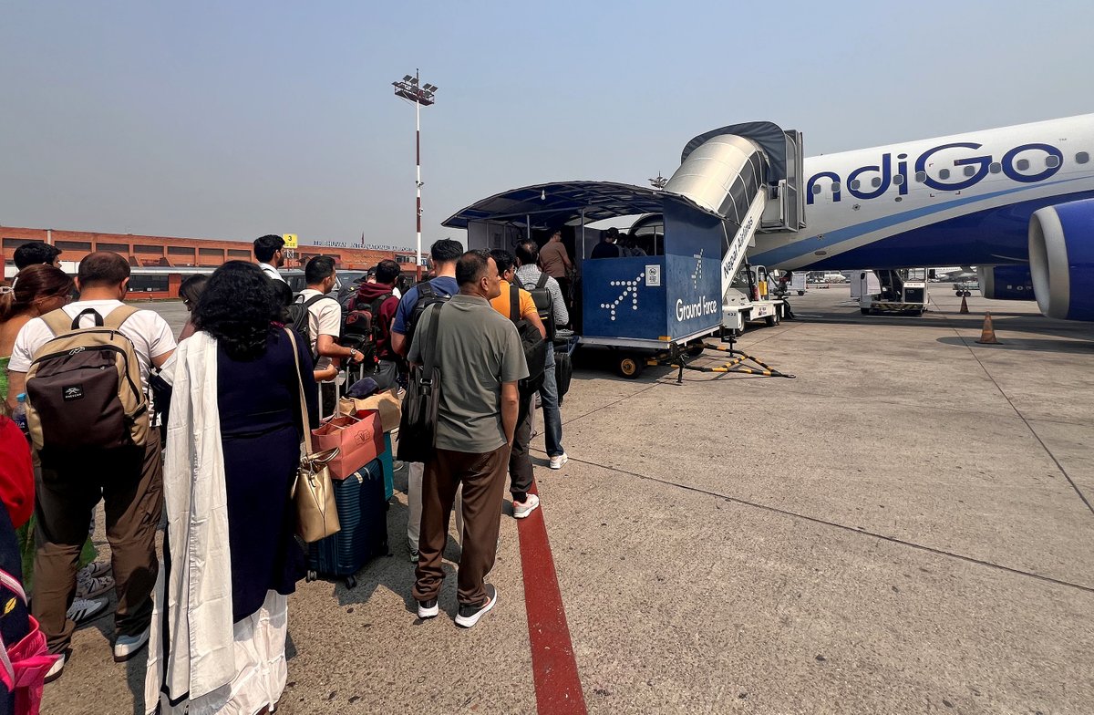 ekantipur_com's tweet photo. के तपाईको जानकारीमा छ, नेपालमा सञ्चालन हुने दुई भारतीय एयरलाइन्स (एयर इन्डिया र इन्डिगो) दुवैले त्रिभुवन विमानस्थलमा तीन सिफ्टमा कर्मचारीहरू खटाउँछन् ।  एउटा उडानमा खटिने १२ देखि १५ जनाको टोलीमध्ये ६ देखि ८ जना भारतीय कर्मचारी सीधै एप्रोनमै तैनाथ हुन्छन् । यस्तो किन भइरहेको छ ? के यो विमानस्थल सुरक्षासँग मात्रै जोडिएको बिषय हो ? यसबारे थप बुझ्न थ्रेड पछ्याउनुहोस : 🧵