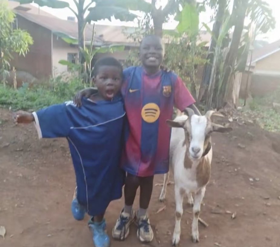 TobiShoyemi1's tweet photo. A young Balde with Lionel Messi and his younger brother. https://t.co/vv0Z589Bc9