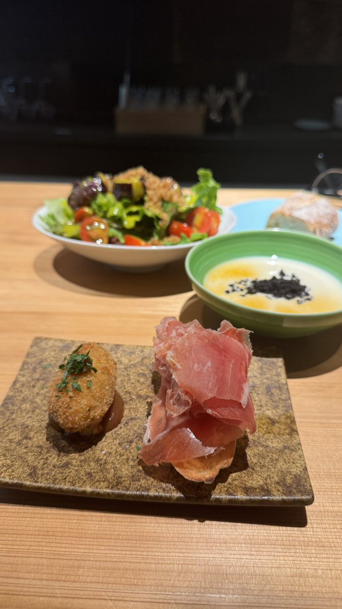 sake_love's tweet photo. 新橋【TOKi】

奈良のアンテナショップ『奈良まほろば館』の2階に在る、奈良市のスペイン料理『アコルドゥ』の川島宙シェフが監修する店。

●バルランチ（2,500）
●デザート&amp;ドリンクセット（500）

https://t.co/87wZvyKiHe
#新橋ランチ #新橋グルメ #新橋
#TOKi #奈良 #アコルドゥ https://t.co/NcK3hB83KZ