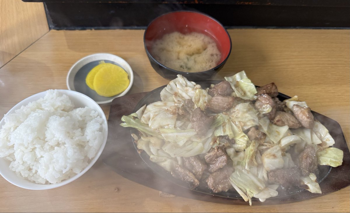 weblioEZ's tweet photo. 以前から行きたかった「鉄板焼肉　大当たり」のランチセットをいただいた。
肉と野菜の旨み、それを受け止める辛味噌が週末の稼働による疲れを労ってくれた。
神。また行きます。 https://t.co/UwcVUuvFjC