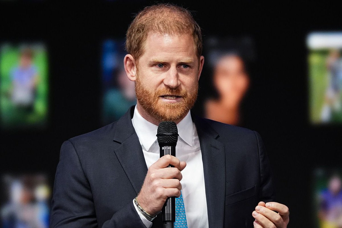 ViQueenie's tweet photo. Prince Dunce warning everyone about AI… then AI (or a dead teleprompter) immediately exposed that he can’t finish a sentence without it. “And that’s it.” 

Yes, Harry. That is it.

Doesn’t get any better than this. 😂😂😂

📸 People https://t.co/tB7RKmUFGj