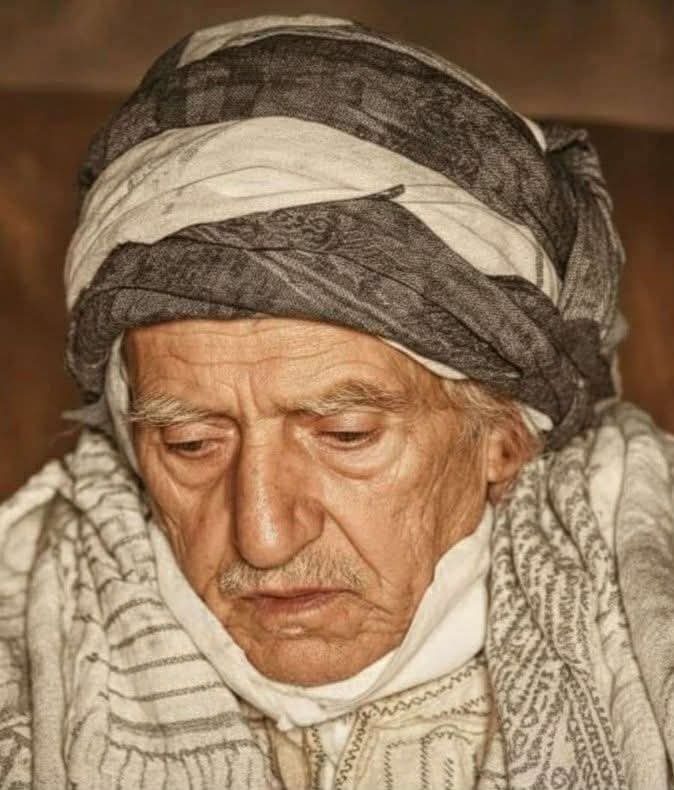 ozguradamm1's tweet photo. Bu sıkıntılı zamanda nefsim sabırsızlıkla beni taciz ederken, bu fıkra onu tam susturdu; şükrettirdi. Size de faidesi olur diye leffen takdim edilen bu fıkra, başımın yanında asılı duruyor.

1- Ey nefsim! Yetmişüç sene, yüzde doksan adamdan ziyade zevklerden hisseni almışsın. Daha hakkın kalmadı. 

   2- Sen, âni ve fâni zevklerin bekasını arıyorsun; onun için onun zevaliyle ağlamağa başlıyorsun. Kör hissiyatınla bu yanlışının tam tokadını yersin. Bir dakika gülmeye bedel, on saat ağlıyorsun. 

   3- Senin başına gelen zulümler ve musibetlerin altında kaderin adaleti var. İnsanlar, senin yapmadığın bir işle sana zulüm ediyorlar. Fakat kader senin gizli hatalarına binaen, o musibet eliyle seni hem terbiye, hem hatana keffaret ediyor. 

   4- Hem yüzer tecrübenle, ey sabırsız nefsim! Kat'î kanaatın gelmiş ki; zahirî musibetler altında ve neticesinde, inayet-i İlahiye'nin çok tatlı neticeleri var. 

 عَسٰٓى اَنْ تَكْرَهُوا شَيْئًا وَهُوَ خَيْرٌ لَكُمْ 

çok kat'î bir hakikatı ders veriyor. O dersi daima hatıra getir. Hem feleğin çarkını çeviren kanun-u İlahî, senin hatırın için -o pek geniş kanun-u kaderî- değiştirilmez.  

5-  

 مَنْ اٰمَنَ بِالْقَدَرِ اَمِنَ مِنَ الْكَدَرِ 

kudsî düsturunu kendine rehber et! Hevesli akılsız çocuklar gibi, muvakkat, ehemmiyetsiz lezzetlerin peşinde koşma! Düşün ki; fâni zevkler, sana manevî elemler, teessüfler bırakıyor. Sıkıntılar, elemler ise; bilakis manevî lezzetler ve uhrevî sevablar veriyor. Sen divane olmazsan, muvakkat lezzeti yalnız şükür için arayabilirsin. Zâten lezzetler şükür için verilmiş.  

 Said Nursî   

(Emirdağ Lâhikası 1. https://t.co/k3nfkBJnnB - Risale-i Nur)