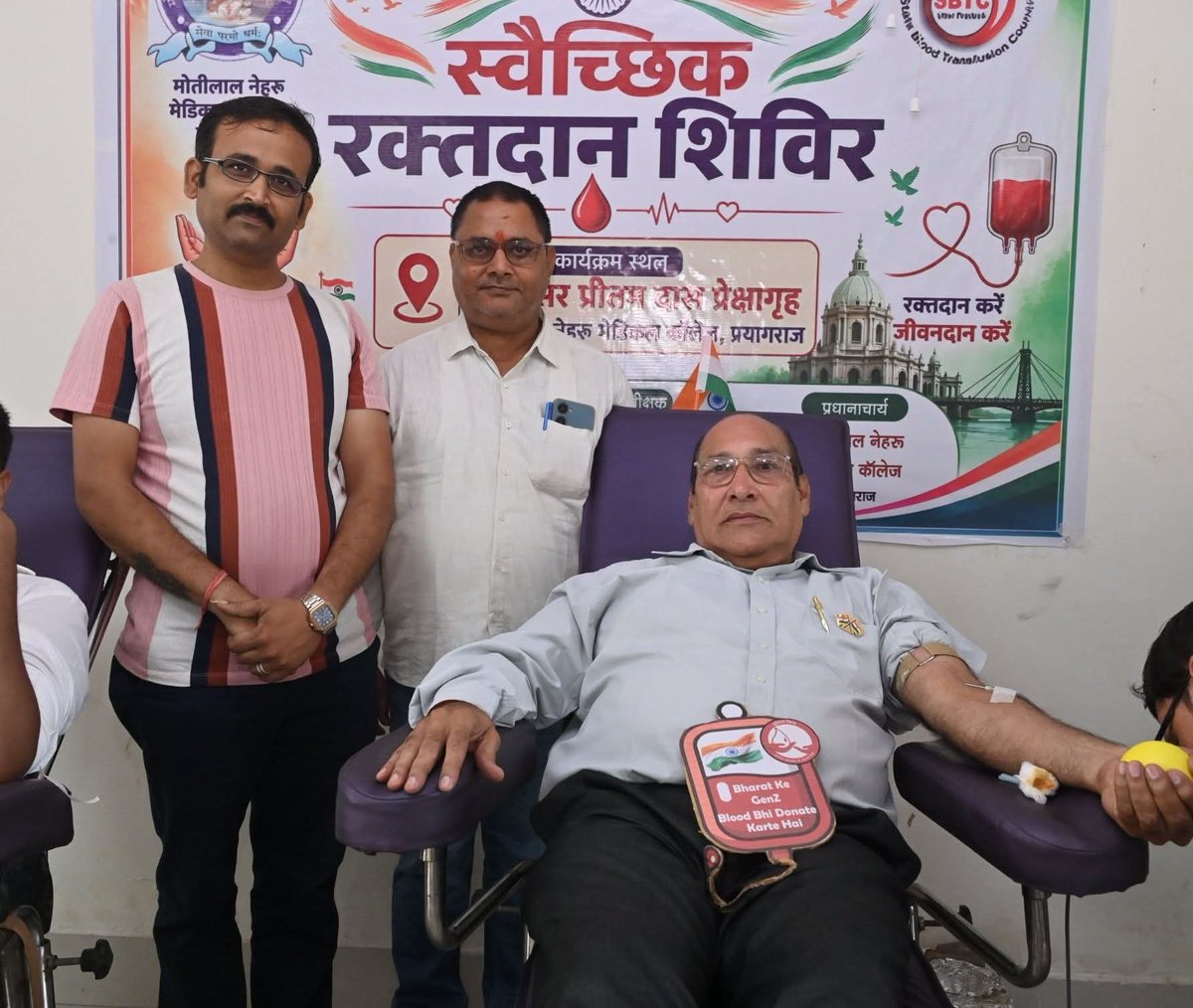 IndianCopAshish's tweet photo. जीवन मरण तो प्रभु के हाथ मे है, हमारे हाथ मे तो सिर्फ प्रयास करना है और यह प्रयास हम रक्तदाताओं को मिला यकीनन हम सौभाग्यशाली है 👍 इस प्रयास का हमारे हिस्से में आना ही हमको भीड़ से अलग करता है 👍

@UpPolicemitra  - ' आपके सहयोग से आपके लिए '

https://t.co/ubVzGYuHAG

Jai Hind. https://t.co/QBjSEvHS2X