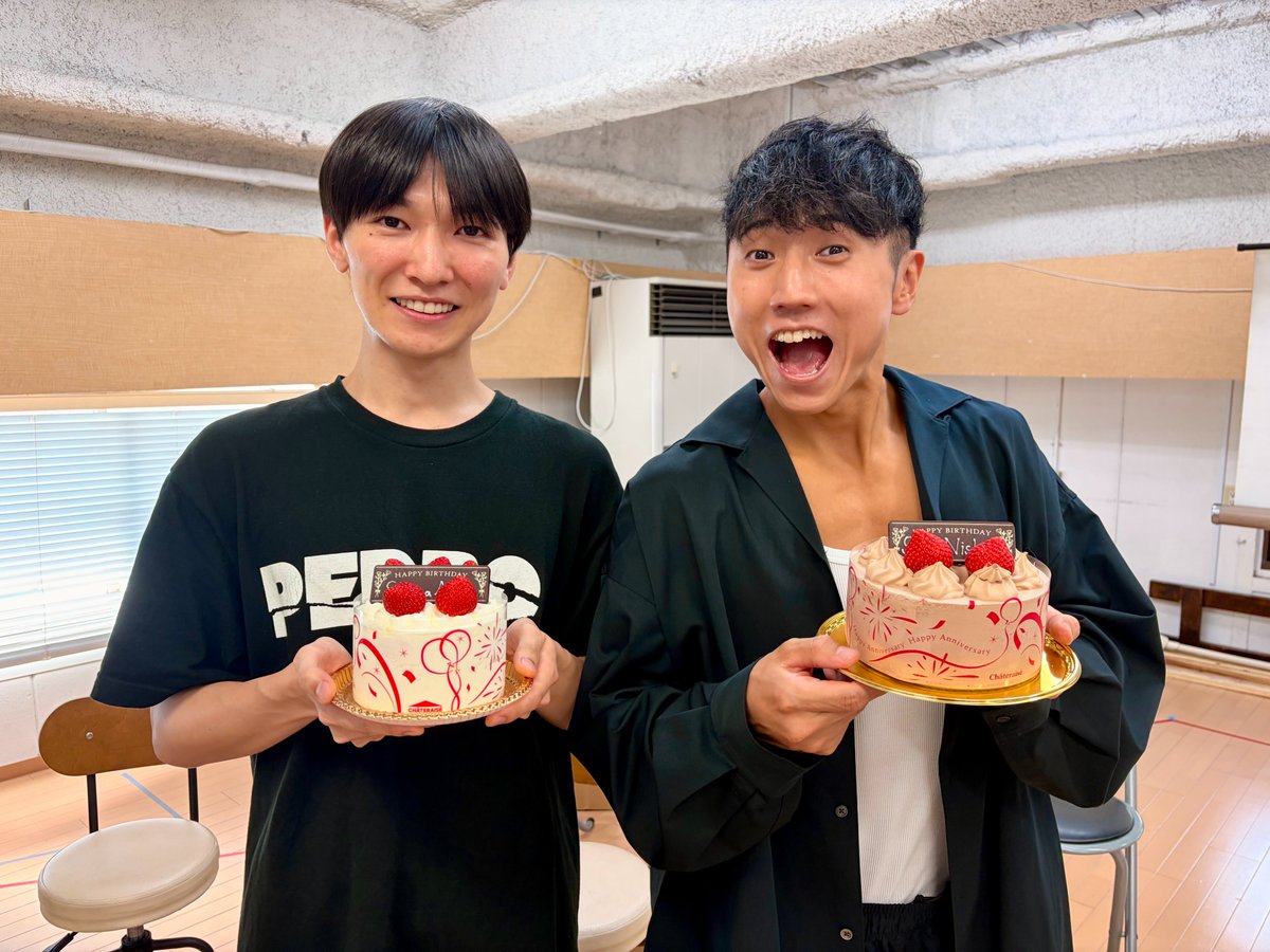 aoi_snamob's tweet photo. \\ お誕生日おめでとうございます🎂 //

先日 #西野創人(#コロチキ)  さん
稽古場代役の #森昇真 さんの
お誕生日を稽古場でお祝いしました🎊✨
和気藹々とした稽古場です😆

📅10/07(水)〜10/13(火)
📍博品館劇場

🔗公式HP
https://t.co/MpFOgU9OWd

#スナモブ https://t.co/yWQKpA3LIT