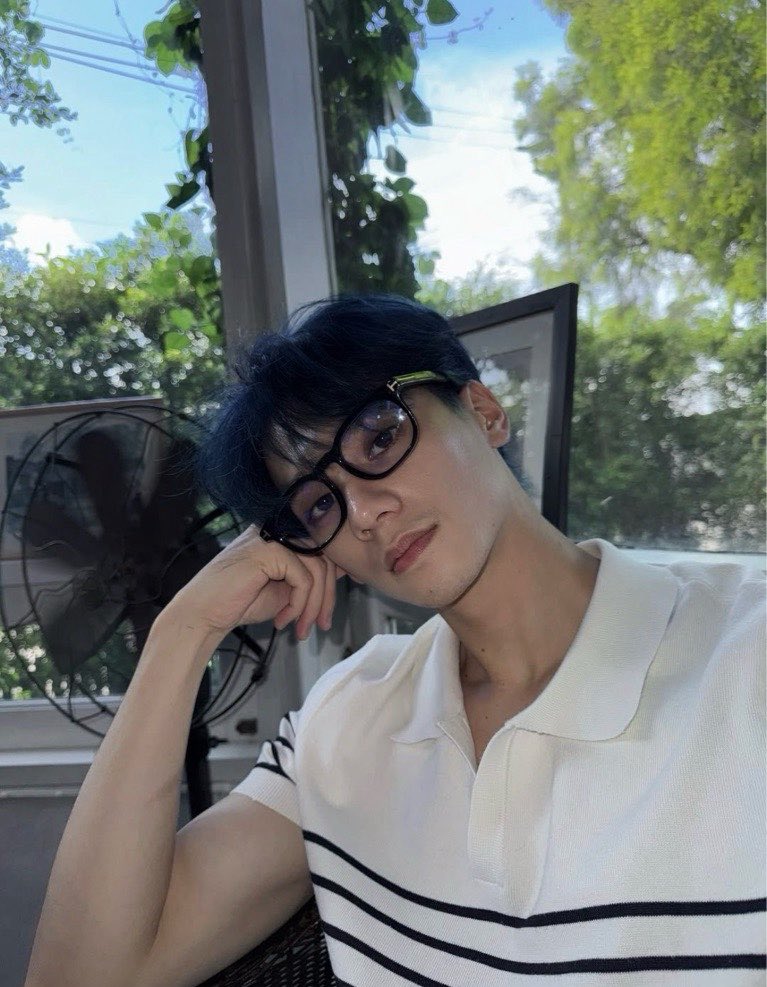 pukjin's tweet photo. โห ไรหนวดกับผมน้ำเงิน https://t.co/jV35h29WFO