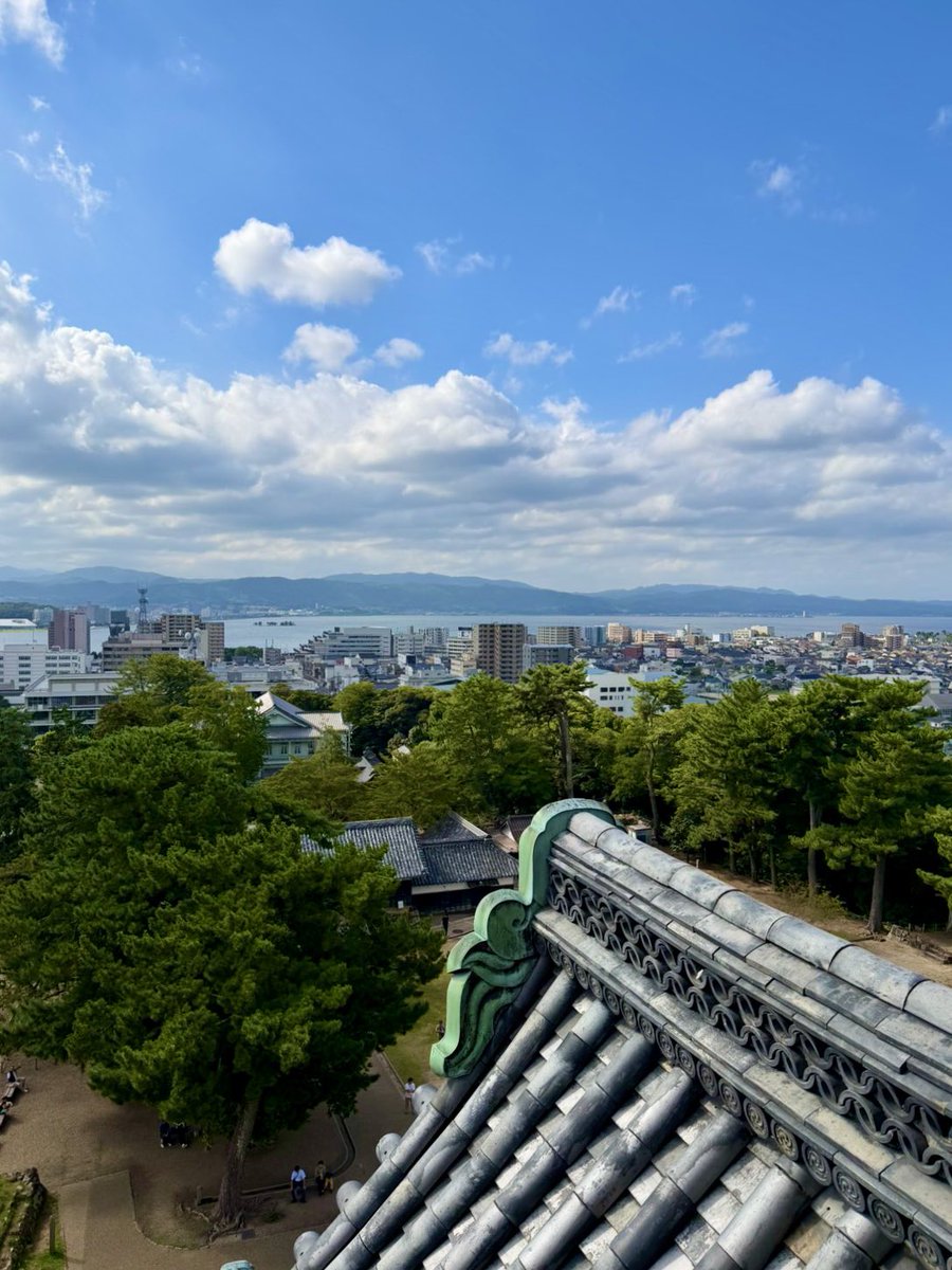 hiroe820's tweet photo. 旅行中は松江に一泊したので『国宝・松江城』に行きました🏯✨

滞在時間1時間のタイトスケジュールでしたが、頑張って天守閣に登りました👍天守閣からの眺めが最高でした👀

質実剛健な美しいお城でした！🏯✨  
 
#島根県 #松江城 https://t.co/v8ZK4QTBFi