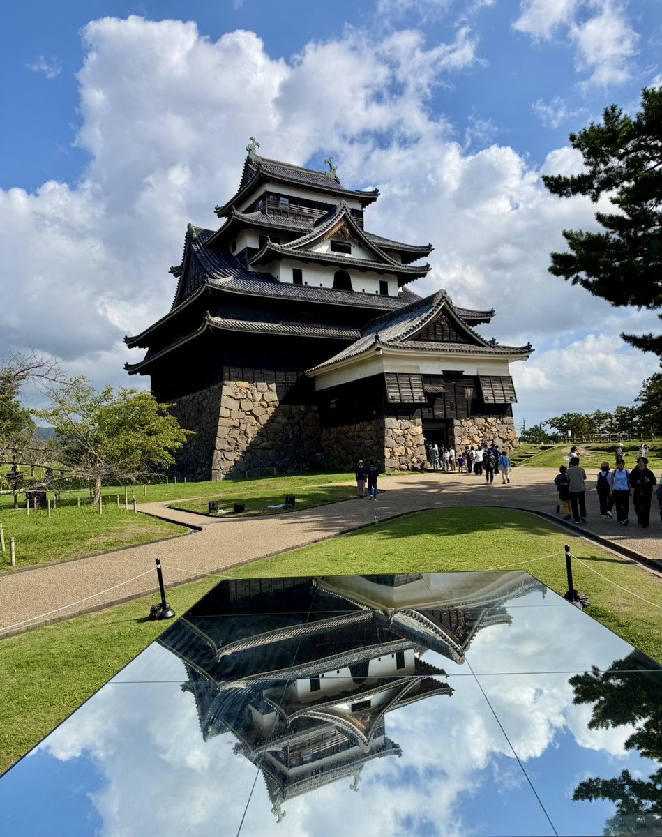 hiroe820's tweet photo. 旅行中は松江に一泊したので『国宝・松江城』に行きました🏯✨

滞在時間1時間のタイトスケジュールでしたが、頑張って天守閣に登りました👍天守閣からの眺めが最高でした👀

質実剛健な美しいお城でした！🏯✨  
 
#島根県 #松江城 https://t.co/v8ZK4QTBFi