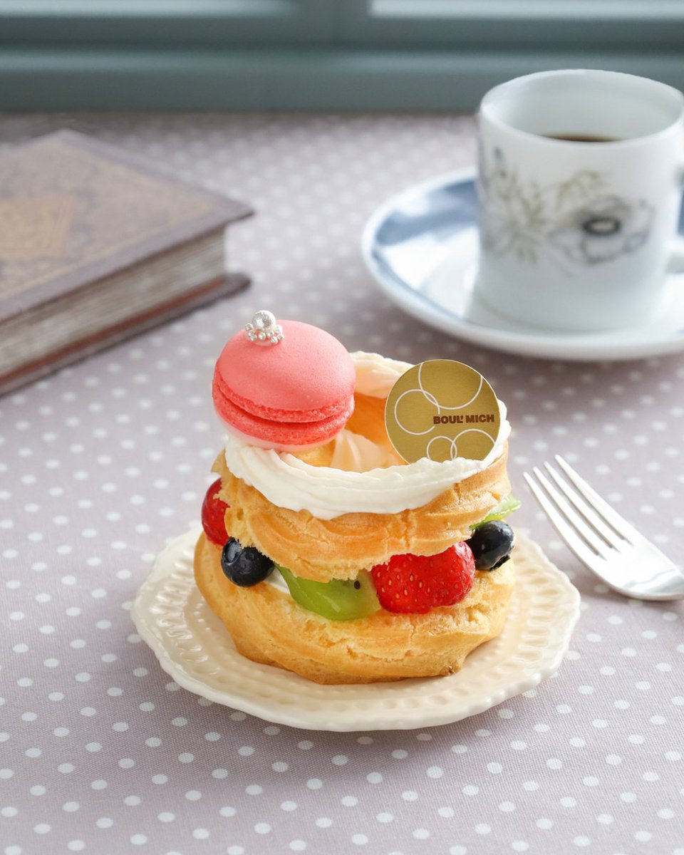 boulmich2013's tweet photo. ＼洋菓子の日って知ってる？👀✨ ／

9月29日は洋菓子の日！
フランスで菓子職人の守護聖人とされる
「サン・ミシェル（大天使ミカエル）」の祝日が
9月29日であることにちなみます。

そんな「洋菓子の日」に合わせて、
特別なケーキを店舗限定でご用意しました 💛

お菓子屋さんのクリームといわれる
クレーム・パティシエールと
苺・ブルーベリー・キウイフルーツ、
クレーム・シャンティーイをサンドした。
天使の輪をイメージしたリングシューです✨ 

今年は、より多くのお客様に楽しんでいただけるよう、週末に合わせて販売いたします！

「洋菓子の日」をきっかけに、
いつもよりちょっと特別な
ケーキ時間を楽しんでみませんか？🍰✨
 
皆さまのご来店お待ちしております！┈┈┈┈┈┈┈┈┈┈┈┈┈┈┈┈┈
《サン・ミッシェル》
〈税込価格〉¥864
〈販売期間〉2026年9月26日・27日
〈販売店舗〉西武所沢、日本橋髙島屋、横浜高島屋、
西武東戸塚、小田急町田、柏高島屋、アトレ新浦安、
高崎髙島屋、新宿髙島屋、おおたかの森高島屋、
たまプラーザ東急、浅草松屋、エキュート赤羽、
ルミネ荻窪、ルミネ大船、ラゾーナ川崎、葛西、
京急上大岡、吉祥寺東急、武蔵小杉東急、
あざみ野東急、銀座松屋、大宮そごう、
新百合ヶ丘エルミロード

西武池袋本店のみ26日・27日・29日で販売いたします。