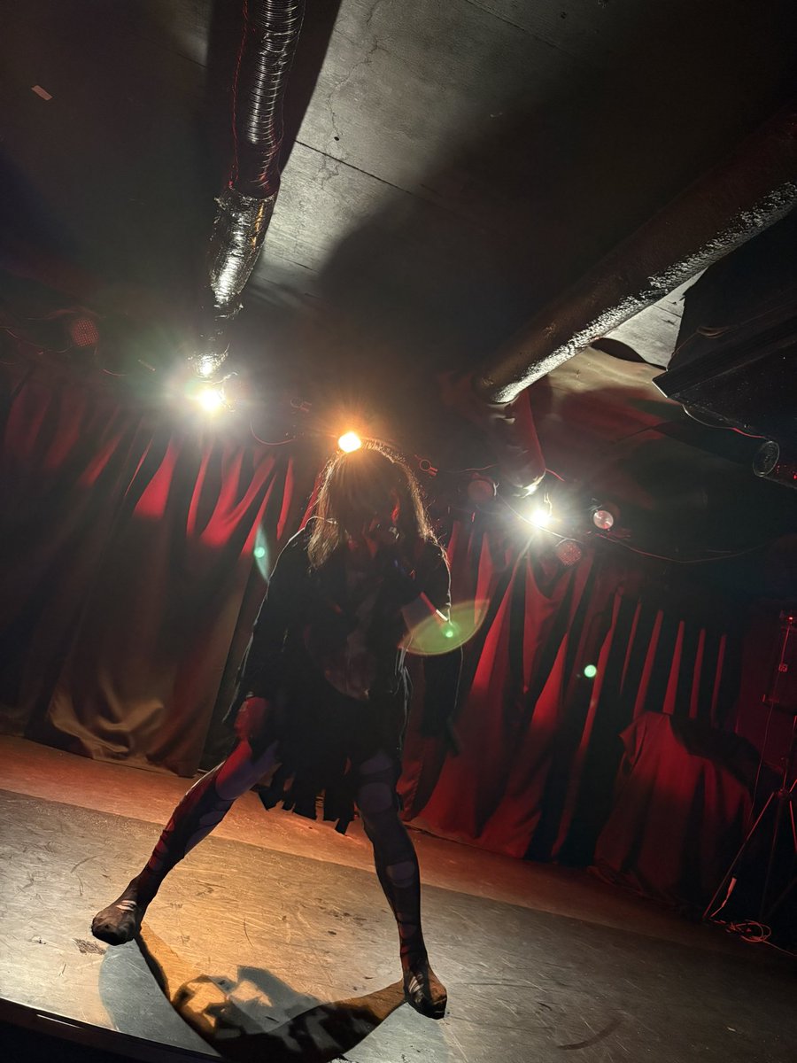 YksSinger's tweet photo. #自慢の脚を見せよう
ライブ出演の時は投げ銭くれた参加者に黒タイツ破いてもらったりしてました(実話) https://t.co/MtBGxjh73B