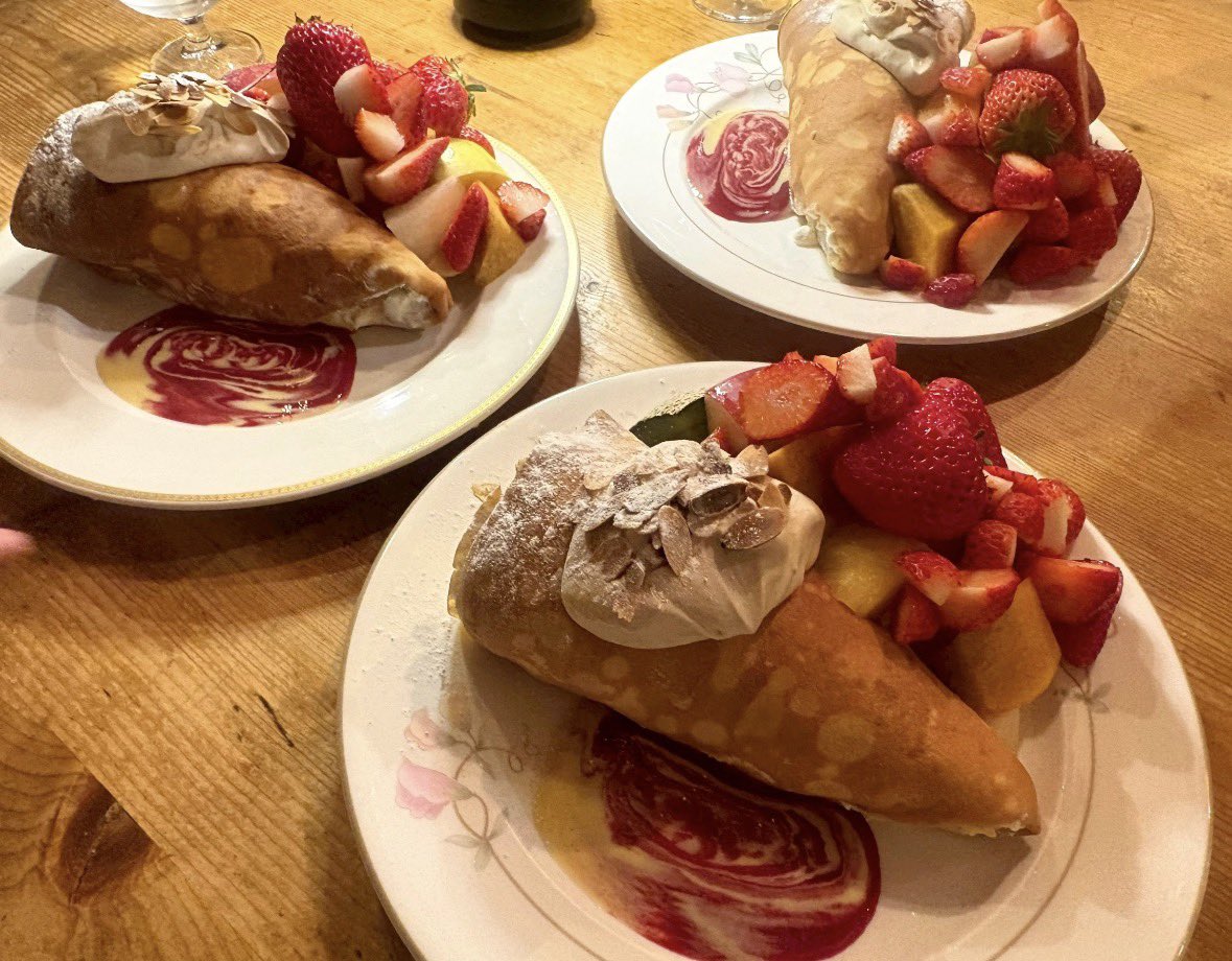 kiki04080908's tweet photo. 改めて見返すとめちゃくちゃボリュームだわ🍓よくカレー🍛も行ったな😳😳 https://t.co/qiikSvxFbt