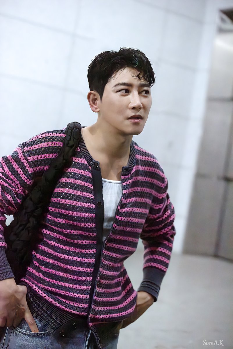 fate_soma's tweet photo. 20260923 뮤지컬 엘리자벳 퇴근길
#박민성 배우님
.
추석 전날 휀걸들에게..
으어딧..! 부엌 같은 델 가서 일을 할라 그래..!! 가만 안방에 앉아서 마싯는 거 먹고만 있어!!
으르릉 해놓고 민망해서 앞발 뒤에 숨는 사쟈🤣ㅋㅋㅋㅋㅋ https://t.co/pQ2VGZg3yr