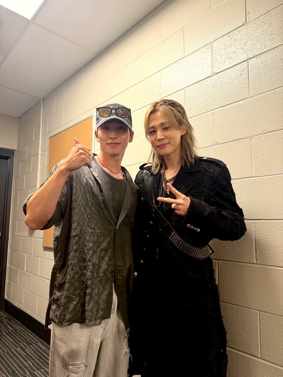 jmfolder's tweet photo. leader of group 'the boyz' shared a pic he took with jimin so cute! https://t.co/BITYI4wkdO