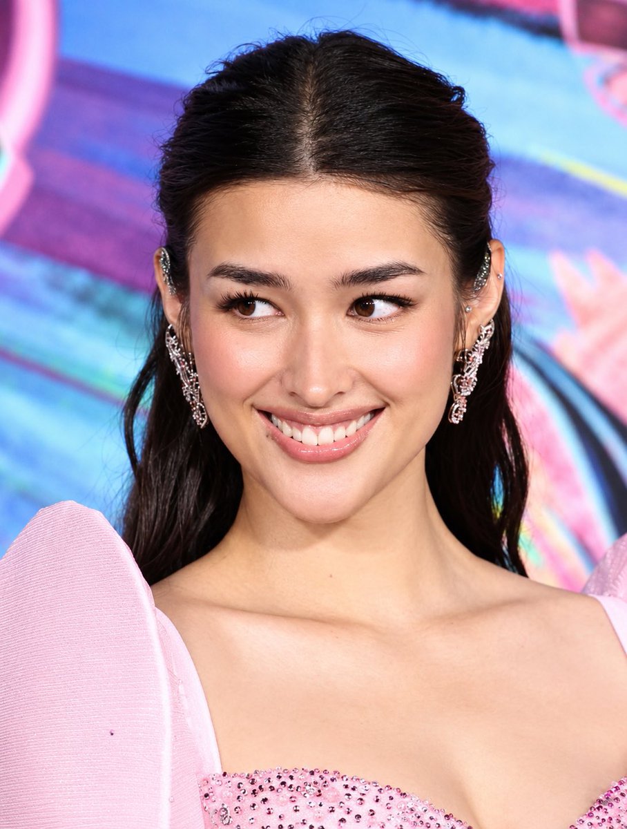 itsKimbol's tweet photo. She is THAT beautiful. Liza Soberano at the Hollywood premiere of Forgotten Island is just breathtaking. 😭✨ 

#LizaSoberano #ForgottenIsland https://t.co/09hX4CMjP8