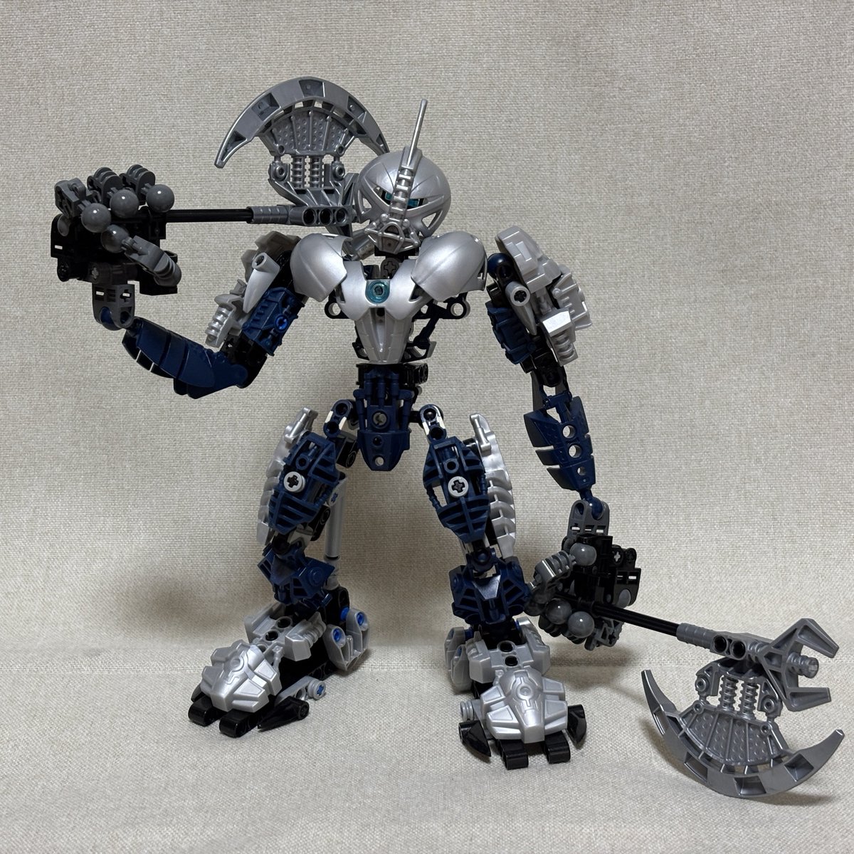 Bran_wl's tweet photo. 銀の仮面、アクソン / Axonn, Masks of Silver

正史とは異なる並行世界の冷酷なトーアチーム「銀の仮面」の一員。元ハンド･オブ･アータッカの戦士。体は大きいが気持ちは小さい。苛立つとすぐに両手に持った2つの片手斧で周囲の物を破壊する短気な性格

#バイオニクル #BIONICLE https://t.co/FdFOyUMmky