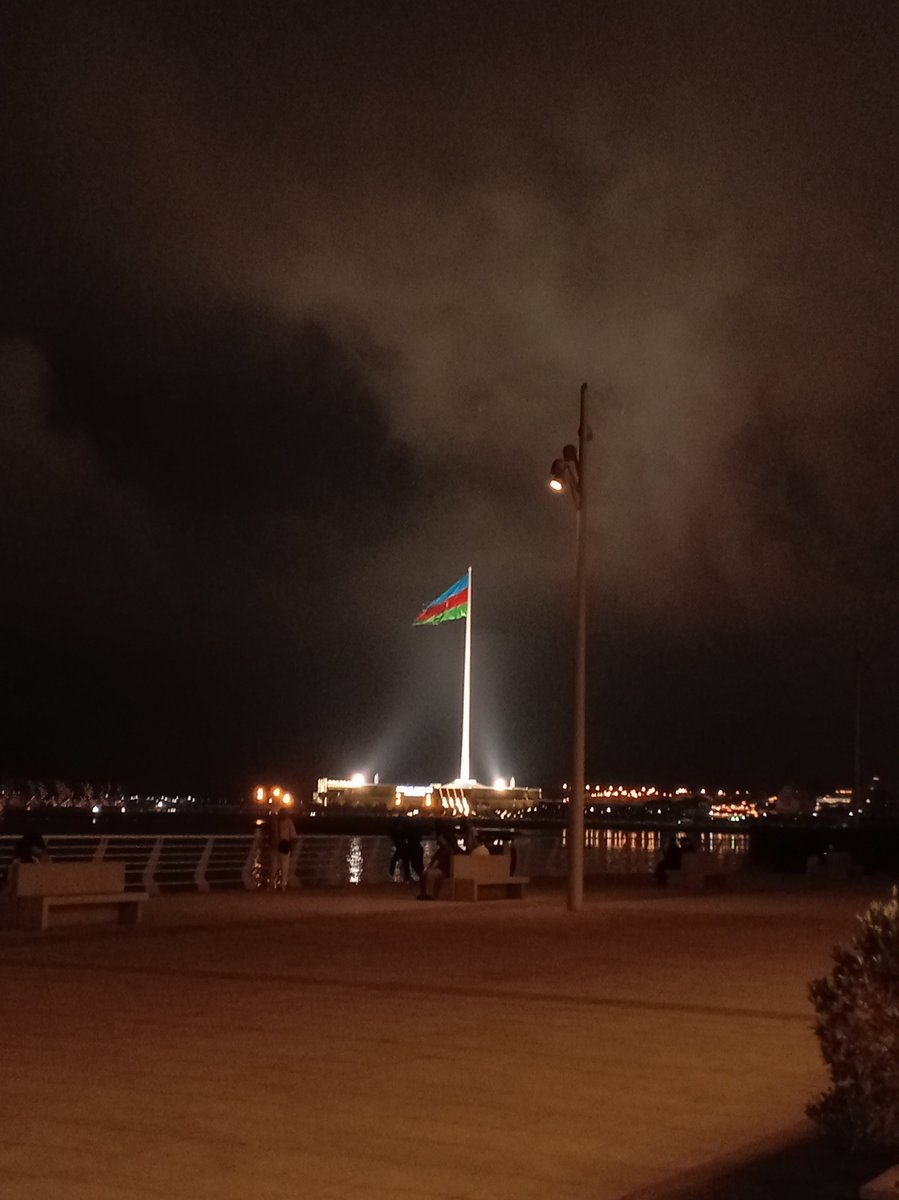 ZIBIDININT3KI's tweet photo. goy qirmizi yasil gorduyumuz an bizim galerya (son sekil niye qirmizidi men de bilmirem https://t.co/Ri3GGi4p7r