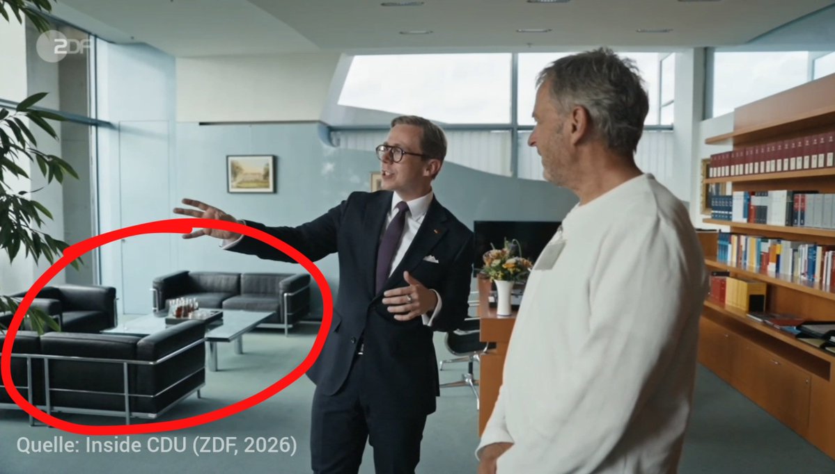 DrLuetke's tweet photo. Allein die Sitzgruppe in Philipp Amthors Büro (Cassina Le Corbusier) schlägt mit >26.743 Euro Listenpreis zu Buche.

Doch hier ist weder Groll noch Neid angebracht, denn für die Besten ist das Beste gerade gut genug.

Der 90er-Jahre-Chic des Kanzleramts: https://t.co/SXq4Ud9Ug3