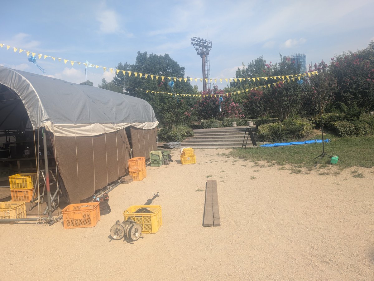 natsugatatenshi's tweet photo. 健太です(^o^)。大阪市長居公園にテントが建ちました。暑さを避けて今は長めの昼休み。公演は明日から３日間です！ https://t.co/wVWCWmKdpy