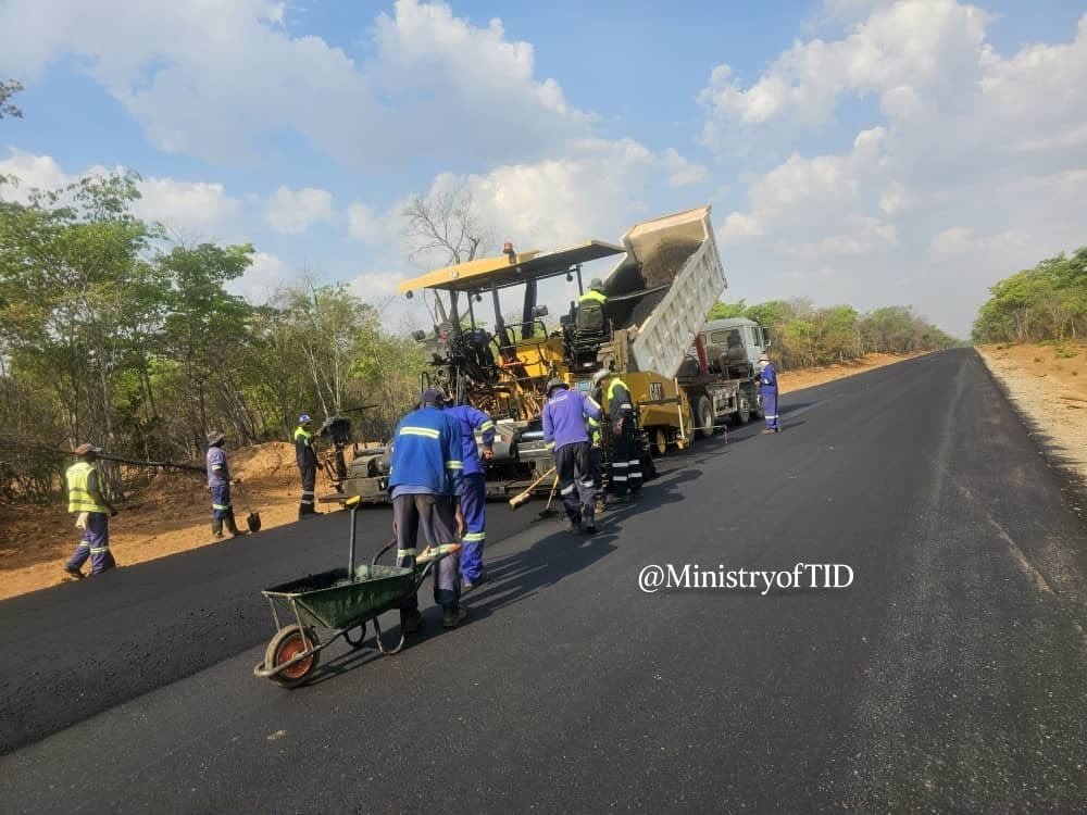 MinistryofTID's tweet photo. The Kwekwe–Nkayi–Lupane Road Construction Project is taking shape, with surfacing works now underway!
From construction to connectivity,  Zimbabwe is moving Kilometre by kilometre.  We are building the road to progress.
#KilometreByKilometre #KwekweNkayiLupane https://t.co/5U2CFvczWb