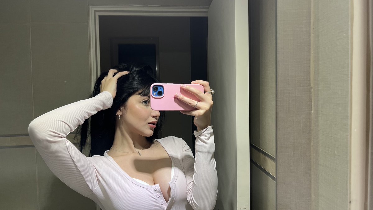 mimimillieee's tweet photo. eyes up... or don't 😇 https://t.co/fniv3Eca9E