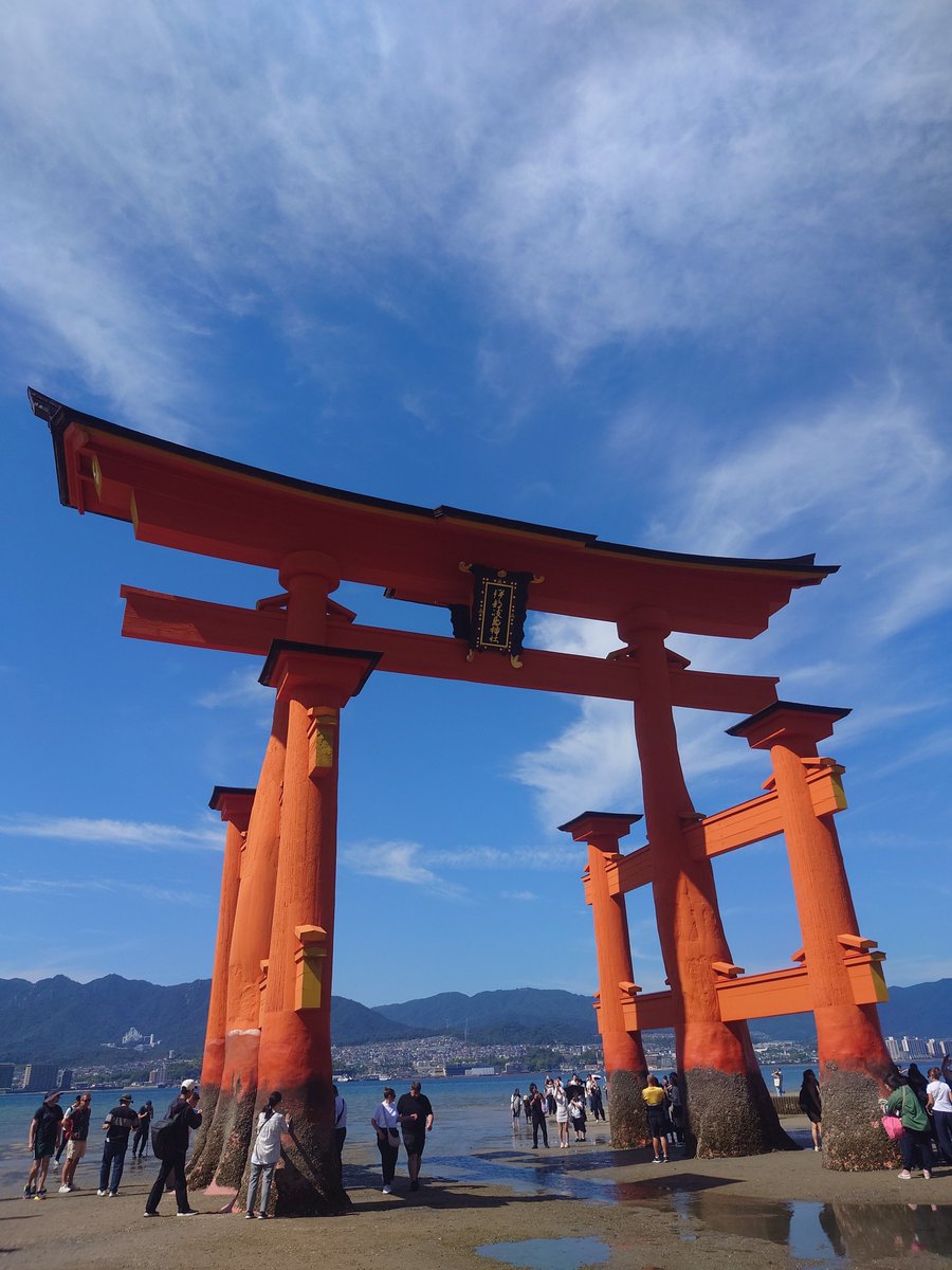 SARA10SA's tweet photo. 厳島神社、干潮になったので鳥居まで行ってみた https://t.co/sh9Re2hCeS
