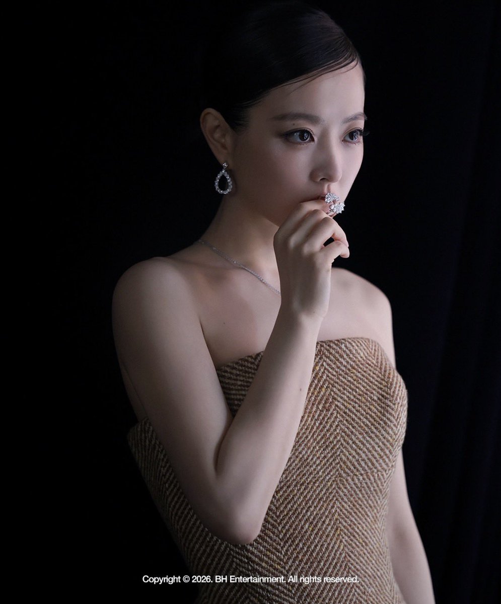 parkiminji's tweet photo. Park Boyoung X Chopard for W Korea bhind shoot! https://t.co/vhLIWiwarw