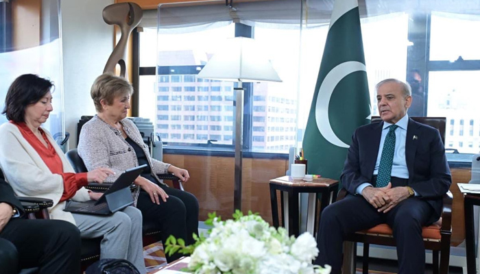 inppakistan's tweet photo. نیویارک: وزیر اعظم کی ایم ڈی آئی ایم ایف سے ملاقات، معیشت مستحکم بنانے، اصلاحات کو آگے بڑھانےکے پختہ عزم کا اظہار
#ShehbazSharif
#IMF
#PakistanEconomy
#EconomicReforms
#NewYork https://t.co/Ex2MmJZw3F