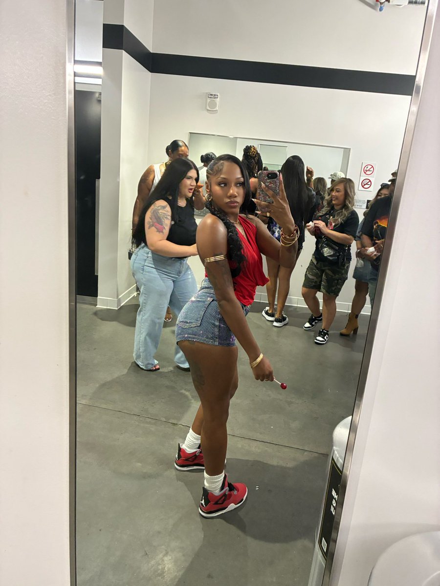 realmonaekelli's tweet photo. long. Time. 😘 https://t.co/3kDLZONcSR