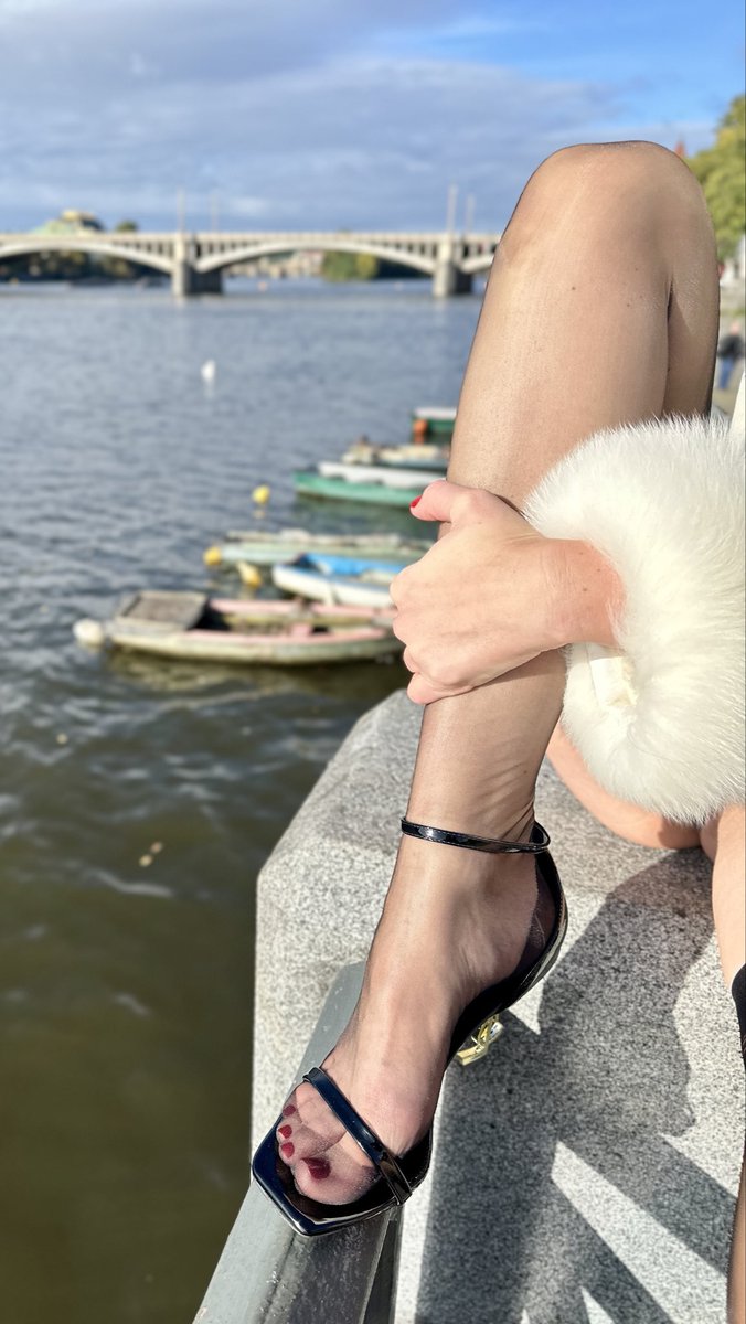 heelsofjane's tweet photo. #ysl #feet #sandals #strappyheels #nylons #cervin #feetinnylons #heelsinpublic #view #feetfetish #crotch https://t.co/bXsycspYIM