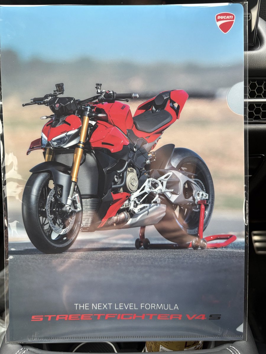 oh8ssl's tweet photo. 今、ドカティ札幌へ行ってきて俺の買ったStreetfighter V4Sのクリアファイルを貰ってきた🏍️
家に届くのは10月8日〜10日迄の間なので乗れるぞ😁 https://t.co/aQUdAgMGDC