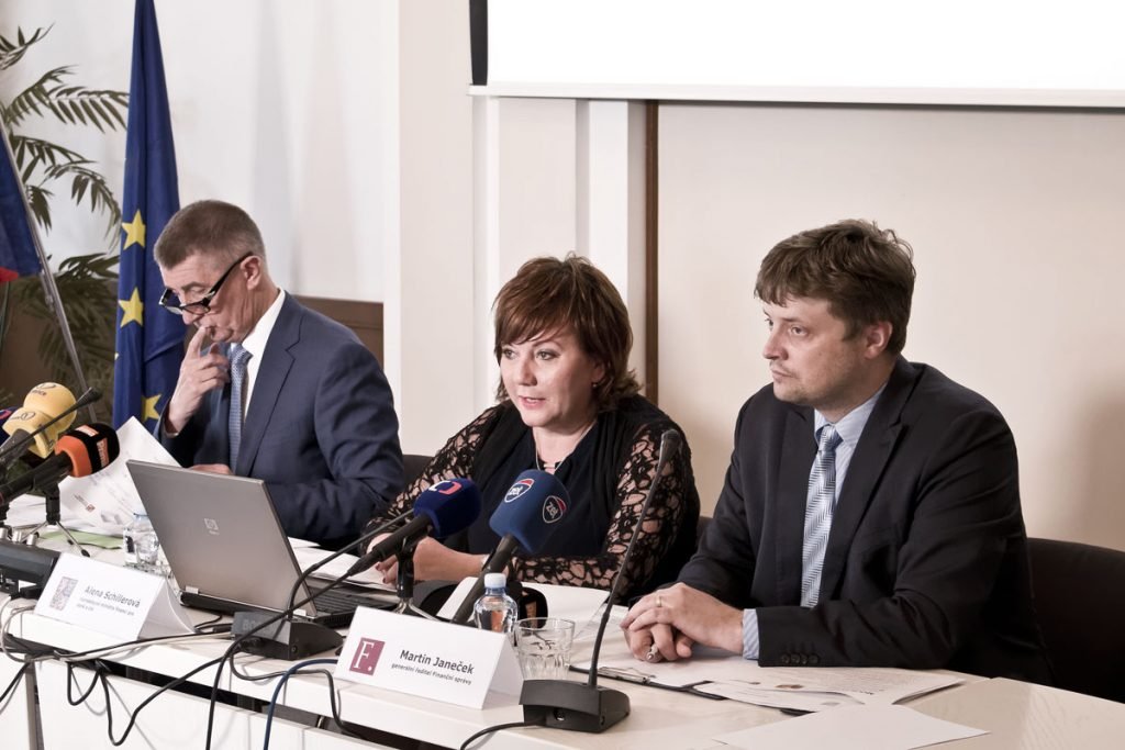 NEOVLIVNICZ's tweet photo. Písemný rozsudek: "Zakleknutí našich na FAU" bylo nezákonné.

Co stojí ve verdiktu soudu, který osvobodil majitele společnosti FAU z obžaloby z daňových úniků. Firma překážela byznysovým zájmům tehdejšího ministra financí a dnešního premiéra Andreje Babiše.

Firmu, která do té doby odvedla státu na daních skoro 18 miliard, zásah Babišových podřízených zlikvidoval

https://t.co/lyRx7CvRd4