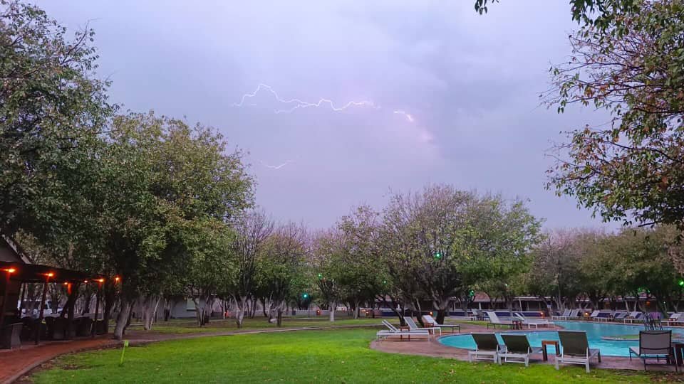 GondwanaLodges's tweet photo. Some drizzle and lightning at Damara Mopane Lodge this morning🌧️⚡️
📍 https://t.co/zSGSEuII5u
📸: Wayne
#DamaraMopaneLodge #VisitNamibia #GondwanaLodges #NamibiaWeather #RainyMorning #AfricanSkies #ExploreNamibia #TravelNamibia #ExperienceNamibia https://t.co/Rq2SnZq3eH