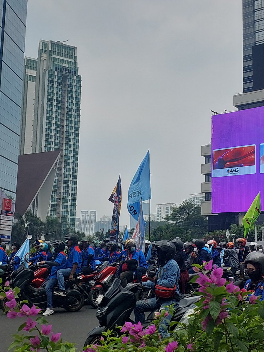 narayvens's tweet photo. #update demo buruh hari ini, massa aksi udah lewat depan midplaza. tuntutannya terkait RUU perlindungan ketenagakerjaan https://t.co/ckVXB8YNb7