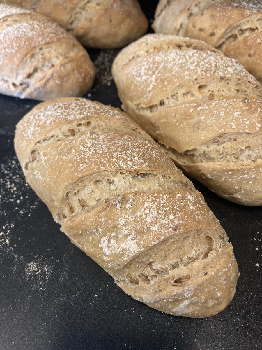3breadmorioka's tweet photo. 14:20のパン

バゲット5
カンパーニュ2
ミドルカンパーニュ6
焙煎玄米パン13
フォカッチャプレーン4、サラダ4
ほうじ茶あんぱん5

焙煎玄米パン沢山作っています
アマニシードと焙煎玄米のいい香り
まだまだお待ちしています！
#threebread https://t.co/uEI6UFkwKU