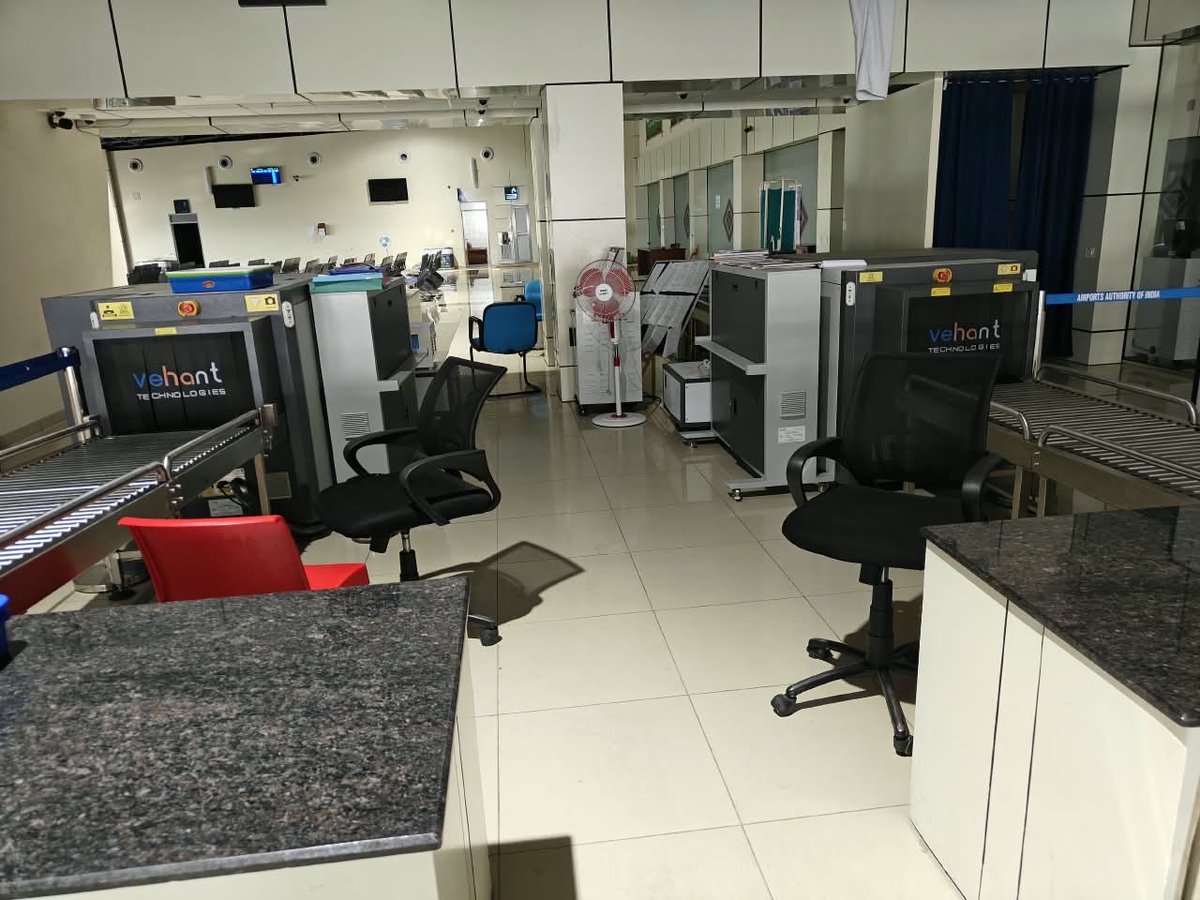 aaiteiairport's tweet photo. #Day8 of #YatriSewaAbhiyan at Tezu Airport ✈️ focused on a seamless Security Check experience. Cleanliness, tray availability, queue management & awareness of prohibited items were ensured, while staff were briefed on grooming and courteous passenger communication. https://t.co/rmTpftTMq5