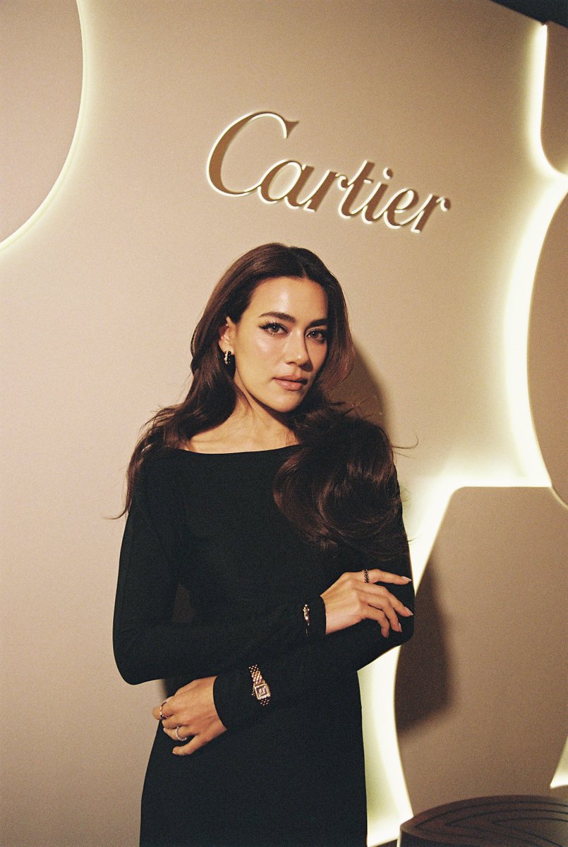 Hello_asian's tweet photo. Cartier Watch Community Night
#CartierThailand #CartierWatchCommunity
@cartier ถ่ายทอดศิลปะแห่งการรังสรรค์เรือนเวลาผ่าน Cartier Watch Community Night ภายใต้แนวคิด “Watchmaker of Shapes, Master of Crafts” นำเสนอเรื่องราวของ ‘รูปทรง’ อันเป็นเอกลักษณ์ที่ขับเคลื่อนการออกแบบเรือนเวลาคาร์เทียร์ พร้อมเชื่อมโยงบุคคลจากหลากหลายแวดวงในประเทศไทยที่มีความชื่นชอบในดีไซน์ ความคิดสร้างสรรค์ และวัฒนธรรม
ภายในงาน แขกได้สัมผัสมรดกและความเชี่ยวชาญด้านการรังสรรค์เรือนเวลาแห่งรูปทรงของคาร์เทียร์ผ่าน 4 ไฮไลต์ ทั้ง Watch Exhibition ที่จัดแสดงเรือนเวลาคาร์เทียร์ตั้งแต่เรือนวินเทจไปจนถึงผลงานล่าสุด ต่อด้วยโซน Touch & Try ที่เปิดโอกาสให้สัมผัสและลองสวมใส่เรือนเวลา Cartier Privé จากหลากหลายปีรวมถึง Santos de Cartier รุ่นใหม่ที่นำมาจัดแสดงในประเทศไทยเป็นครั้งแรก ถัดมาเป็น Live Watchmaking สาธิตการถอดและประกอบตัวเรือน Santos de Cartier โดยช่างผู้เชี่ยวชาญ และ Watch Trunk ที่ถ่ายทอดศาสตร์การประดิษฐ์นาฬิกาคาร์เทียร์ผ่าน 10 องค์ประกอบ ตั้งแต่ประวัติศาสตร์ของนาฬิกาคาร์เทียร์ รหัสดีไซน์ กลไก งานหัตศิลป์ ไปจนถึงจิตวิญญาณแห่งนวัตกรรม
ค่ำคืนนี้ยังได้สองแบรนด์แอมบาสเดอร์ของเมซงอย่างคิมเบอร์ลี่ (@kimmy_kimberley) และ ต่อ ธนภพ (@thanapob_lee) ที่มาร่วมงานพร้อมเรือนเวลาส่วนตัว โดยคิมเบอร์ลี่สวม Panthère de Cartier โดดเด่นด้วยตัวเรือนทรงเหลี่ยมและสายข้อมือพลิ้วไหวโอบรับข้อมือ สะท้อนความเคลื่อนไหวอันสง่างามของเสือแพนเทอร์ ขณะที่ต่อเลือกสวม Baignoire เรือนเวลาทรงรีอันเป็นเอกลักษณ์ ซึ่งเปิดตัวครั้งแรกในปี ค.ศ. 1958 และกลายเป็นหนึ่งในรูปทรงอันโดดเด่นของคาร์เทียร์มาอย่างยาวนาน สะท้อนตัวตนและสไตล์ของทั้งคู่ผ่านเรือนเวลาที่สวมใส่