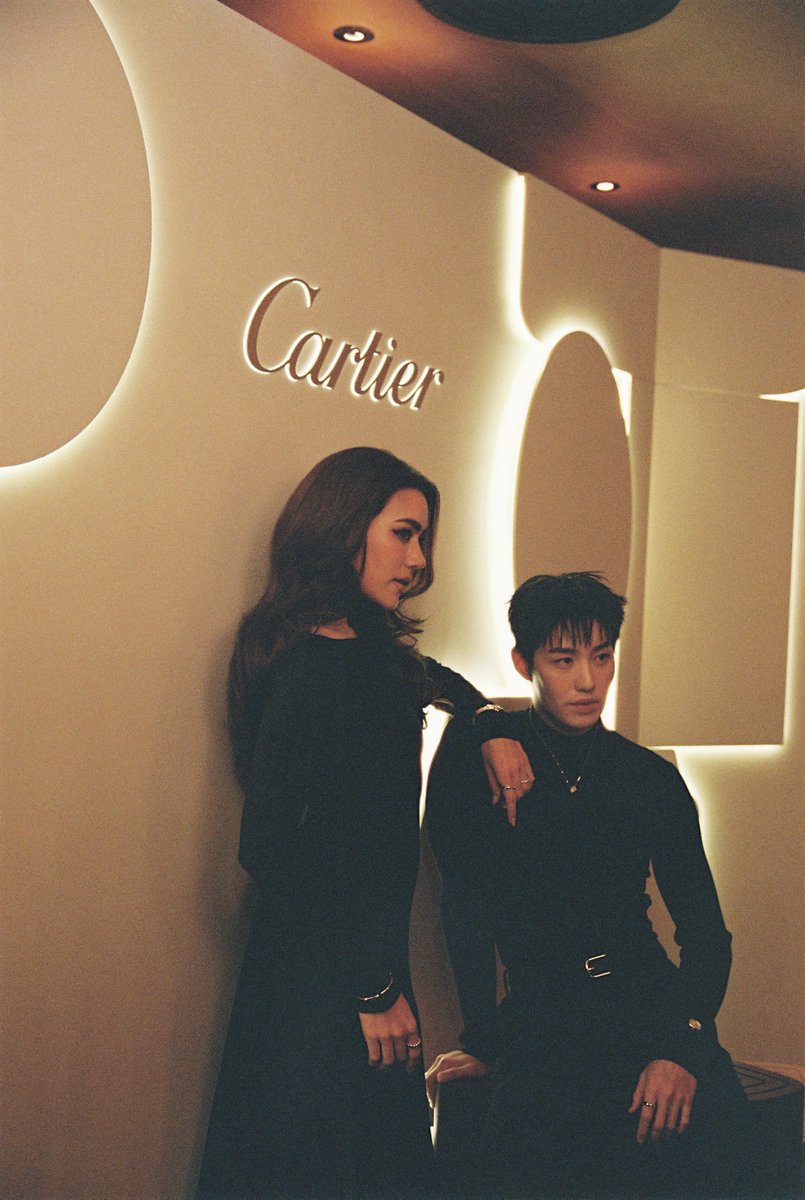 Hello_asian's tweet photo. Cartier Watch Community Night
#CartierThailand #CartierWatchCommunity
@cartier ถ่ายทอดศิลปะแห่งการรังสรรค์เรือนเวลาผ่าน Cartier Watch Community Night ภายใต้แนวคิด “Watchmaker of Shapes, Master of Crafts” นำเสนอเรื่องราวของ ‘รูปทรง’ อันเป็นเอกลักษณ์ที่ขับเคลื่อนการออกแบบเรือนเวลาคาร์เทียร์ พร้อมเชื่อมโยงบุคคลจากหลากหลายแวดวงในประเทศไทยที่มีความชื่นชอบในดีไซน์ ความคิดสร้างสรรค์ และวัฒนธรรม
ภายในงาน แขกได้สัมผัสมรดกและความเชี่ยวชาญด้านการรังสรรค์เรือนเวลาแห่งรูปทรงของคาร์เทียร์ผ่าน 4 ไฮไลต์ ทั้ง Watch Exhibition ที่จัดแสดงเรือนเวลาคาร์เทียร์ตั้งแต่เรือนวินเทจไปจนถึงผลงานล่าสุด ต่อด้วยโซน Touch & Try ที่เปิดโอกาสให้สัมผัสและลองสวมใส่เรือนเวลา Cartier Privé จากหลากหลายปีรวมถึง Santos de Cartier รุ่นใหม่ที่นำมาจัดแสดงในประเทศไทยเป็นครั้งแรก ถัดมาเป็น Live Watchmaking สาธิตการถอดและประกอบตัวเรือน Santos de Cartier โดยช่างผู้เชี่ยวชาญ และ Watch Trunk ที่ถ่ายทอดศาสตร์การประดิษฐ์นาฬิกาคาร์เทียร์ผ่าน 10 องค์ประกอบ ตั้งแต่ประวัติศาสตร์ของนาฬิกาคาร์เทียร์ รหัสดีไซน์ กลไก งานหัตศิลป์ ไปจนถึงจิตวิญญาณแห่งนวัตกรรม
ค่ำคืนนี้ยังได้สองแบรนด์แอมบาสเดอร์ของเมซงอย่างคิมเบอร์ลี่ (@kimmy_kimberley) และ ต่อ ธนภพ (@thanapob_lee) ที่มาร่วมงานพร้อมเรือนเวลาส่วนตัว โดยคิมเบอร์ลี่สวม Panthère de Cartier โดดเด่นด้วยตัวเรือนทรงเหลี่ยมและสายข้อมือพลิ้วไหวโอบรับข้อมือ สะท้อนความเคลื่อนไหวอันสง่างามของเสือแพนเทอร์ ขณะที่ต่อเลือกสวม Baignoire เรือนเวลาทรงรีอันเป็นเอกลักษณ์ ซึ่งเปิดตัวครั้งแรกในปี ค.ศ. 1958 และกลายเป็นหนึ่งในรูปทรงอันโดดเด่นของคาร์เทียร์มาอย่างยาวนาน สะท้อนตัวตนและสไตล์ของทั้งคู่ผ่านเรือนเวลาที่สวมใส่
