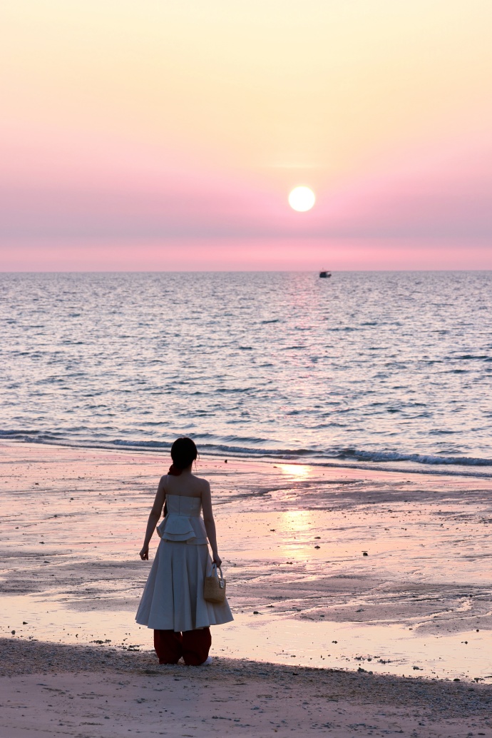 jackoli7viarami's tweet photo. Just spent the whole afternoon chasing sunset hues along the coastal path—sea breeze in my hair, no plans, just the warmth hitting my face. This is the kind of slow travel that sticks to your soul. https://t.co/tD0H2EhhXH