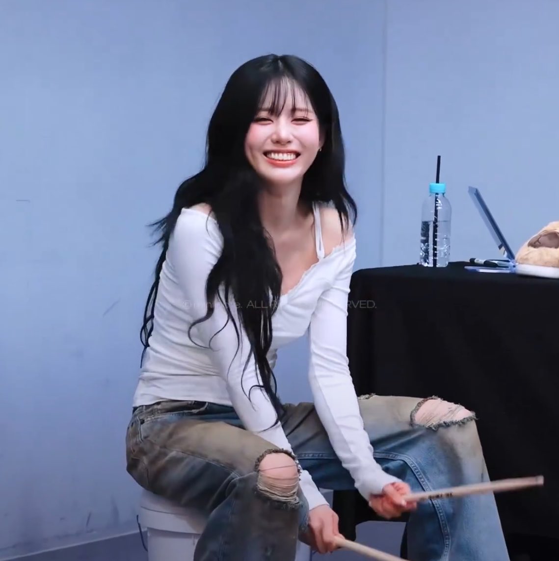 jiwonchaeng's tweet photo. SHE LOOKS SO HAPPY🥹😭❤️‍🩹 https://t.co/8E5ssISaGa