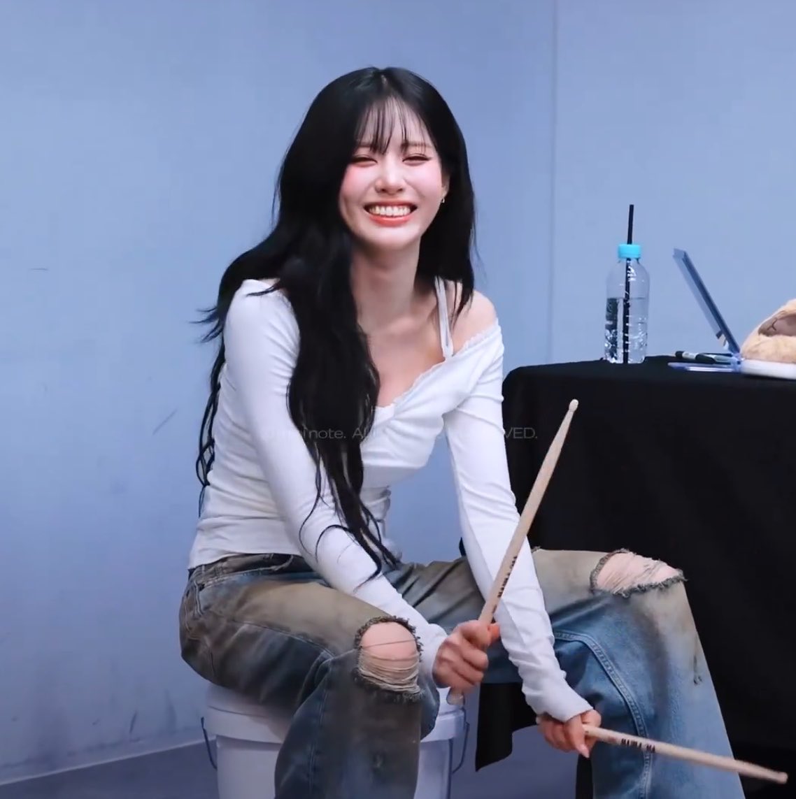 jiwonchaeng's tweet photo. SHE LOOKS SO HAPPY🥹😭❤️‍🩹 https://t.co/8E5ssISaGa
