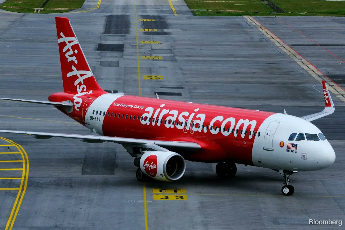 Jeff4Malaysia's tweet photo. Bloomberg keeps pouring cold water unto AirAsia's Tony Fernandes.

First, Bloomberg attributes to his recent trumpet solo...

"AirAsia Group Bhd’s (KL:AAGB) Tan Sri Tony Fernandes is fed up with private credit and the exorbitant interest rate they charge.

“I don’t want to take any more private credit debt because it’s expensive,” the co-founder of one of the biggest Southeast Asian budget carriers said at a briefing last week. “I don’t want more debt. I don’t like debt.”

Then comes the sting...

While Fernandes is seeking to reduce interest payments — some as high as 11% — through a US$1 billion (RM4.09 billion) refinancing package, it may be tough for a company that sells cheap flight tickets to make money when oil prices are above US$100 a barrel. 

"AirAsia’s finances are so strained that it loses money, has more liabilities than assets, and has a cash-to-revenue ratio that’s well below the industry standard.

“AirAsia likely needs either a real improvement in operating cash flow or credit enhancement,” said Linus Benjamin Bauer, founder of aviation consultancy BAA & Partners. “Without that, cheaper money is difficult to justify.”

"Like most airlines, the Iran war hit AirAsia hard but the carrier, which doesn’t hedge its fuel costs, has been grappling with soaring prices to such extent that it went through two straight quarterly losses."

And then Bloomberg recounts AirAsia's spreadsheet...

1) AirAsia's total debt had surged to a record US$4.1 billion at the end of June, according to data compiled by Bloomberg. 

2) While the jump largely reflected Fernandes’ consolidation of all its airline businesses into AirAsia from sister firm Capital A Bhd (KL:CAPITALA), AirAsia’s liabilities exceeded assets by RM606 million as of end-June, according to the company’s first-half financial report.

3) It also shows it had RM954 million in cash and RM18.4 billion in current liabilities due over the next 12 months, suggesting coverage of only 5%. 

4) The cash represents 4.3% of AirAsia’s annualized revenue of RM22 billion and “normal airline practice is to have cash and facilities of at least 10%-20% of annualized revenue”, said independent aviation analyst Andrew Light.

Hence the headline of today's (September 24) story:

"AirAsia’s hunt for cheaper debt won’t be easy with US$100 oil".

Via TheEdge:
https://t.co/FuEBL67XWc

Alarm bell loud enough?